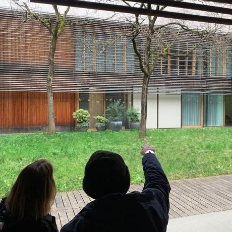 维奥拉·奥乔亚教授和一名学生在瑞士的春假旅行中参观一栋建筑