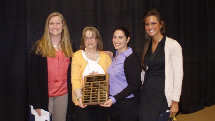 左起:2012年亨德森杰出导师奖获得者Casey Klosowski, Lauren Salerno in science, (写作中心协调员Karen Bilotti)和Leigh Wilmot的写作.
